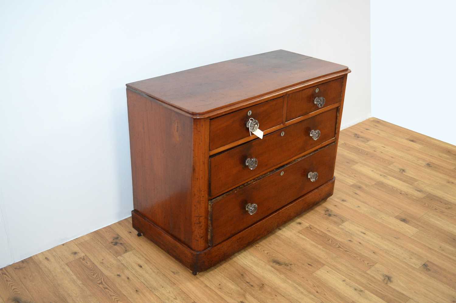 A 19th Century Victorian mahogany chest of drawers - Image 4 of 6