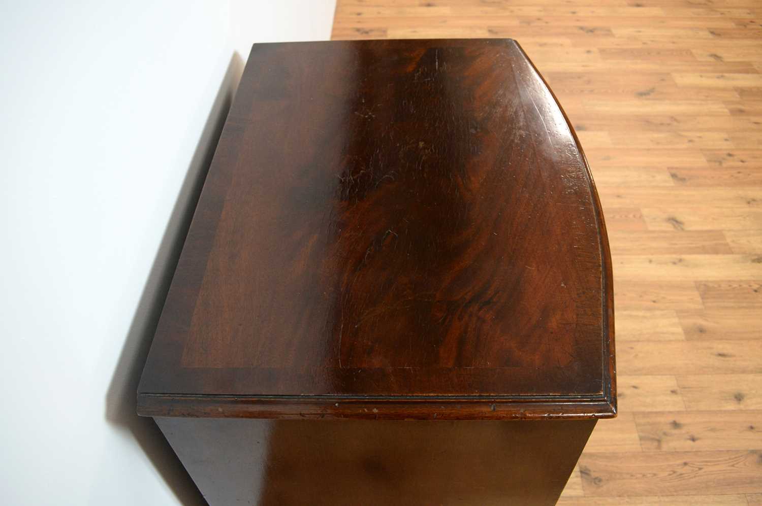 A 20th Century Georgian-style bachelors mahogany bow chest of drawers - Image 6 of 9