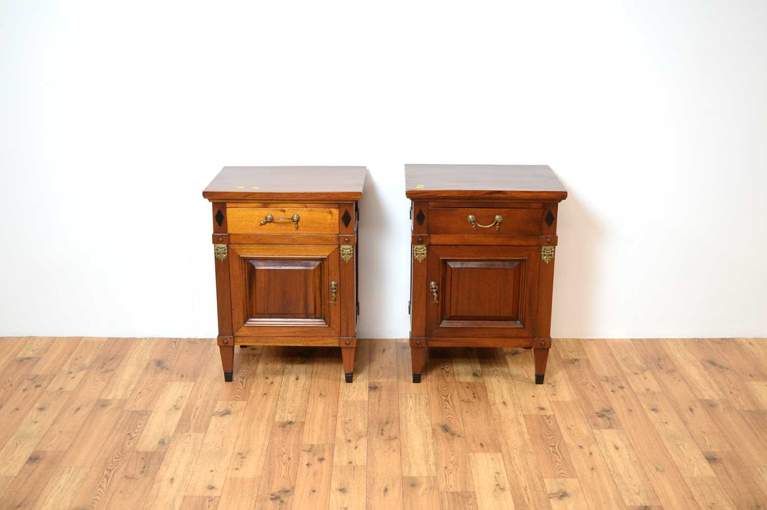 A pair of modern mahogany bedside cabinets - Image 2 of 8