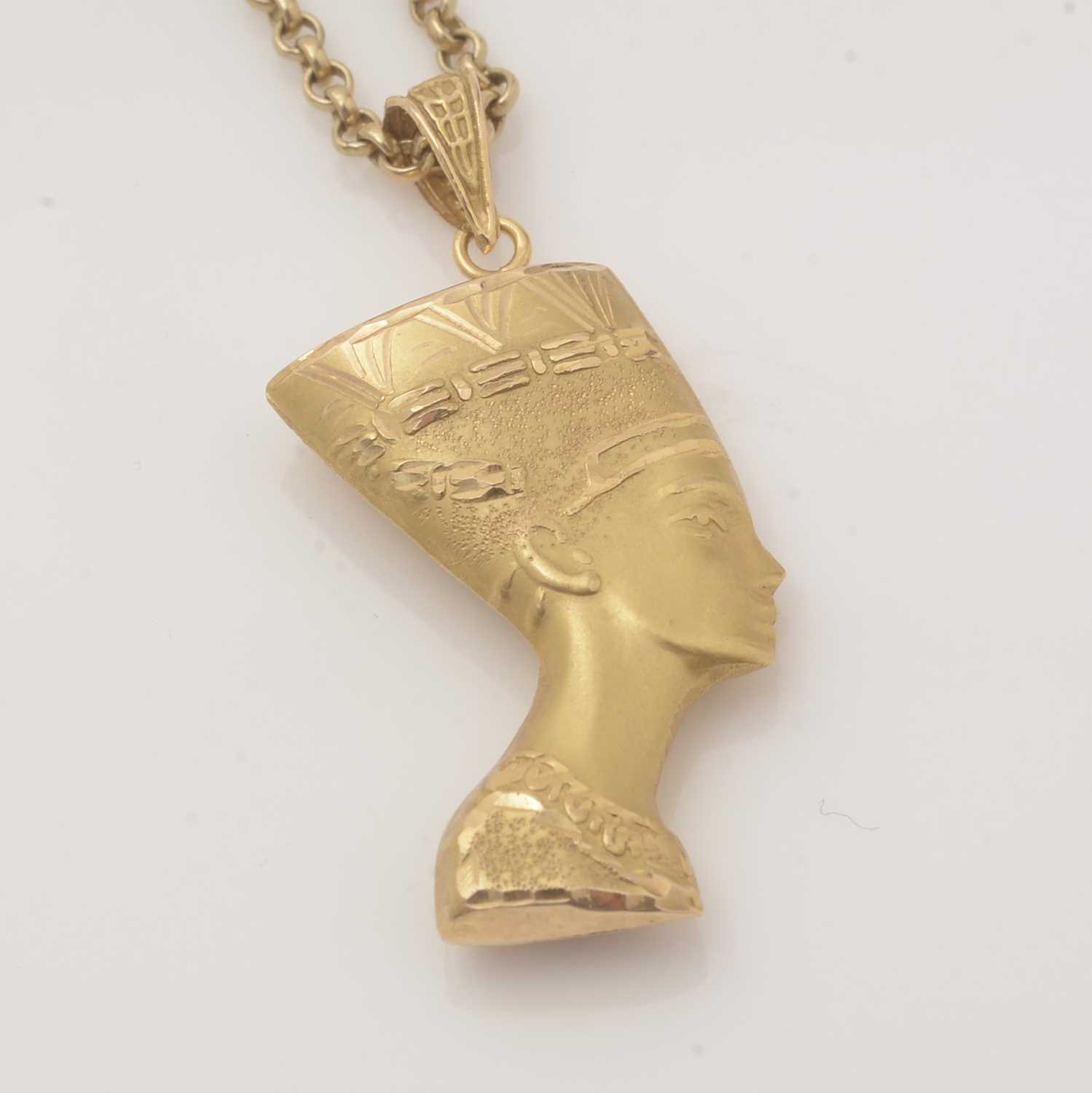 A gold Queen Nefertiti pendant on chain - Image 2 of 3