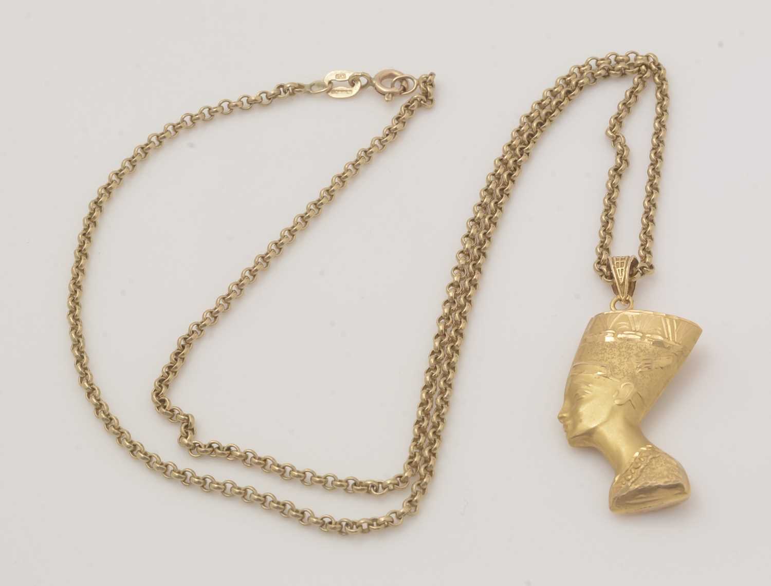 A gold Queen Nefertiti pendant on chain - Image 3 of 3