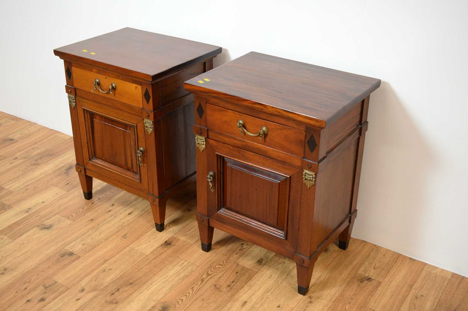 A pair of modern mahogany bedside cabinets - Image 4 of 8