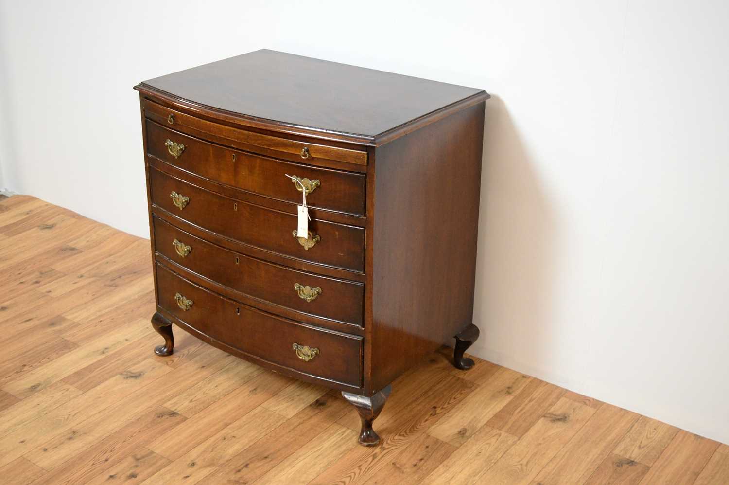 A 20th Century Georgian-style bachelors mahogany bow chest of drawers - Image 4 of 9