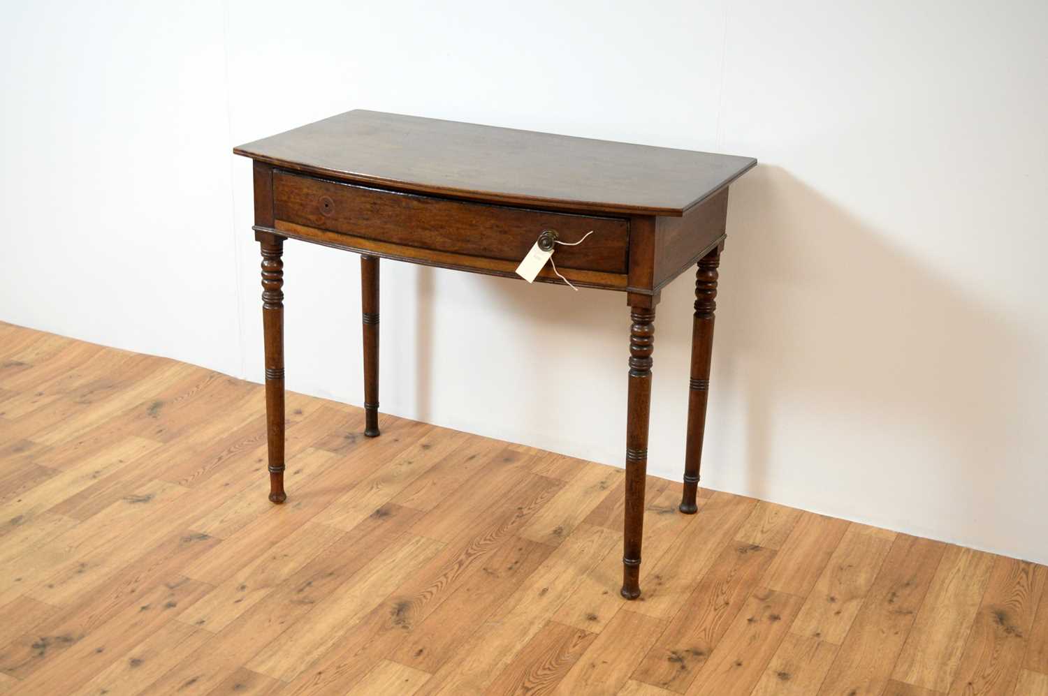 A 19th century bowfront side / hall table - Image 3 of 6