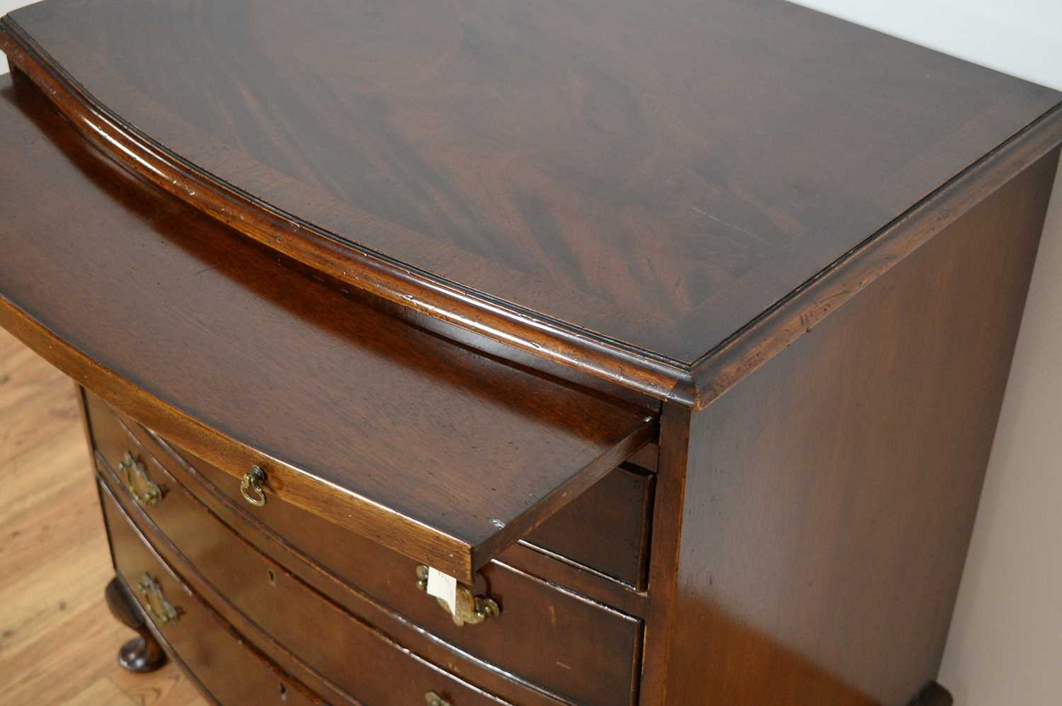 A 20th Century Georgian-style bachelors mahogany bow chest of drawers - Image 7 of 9