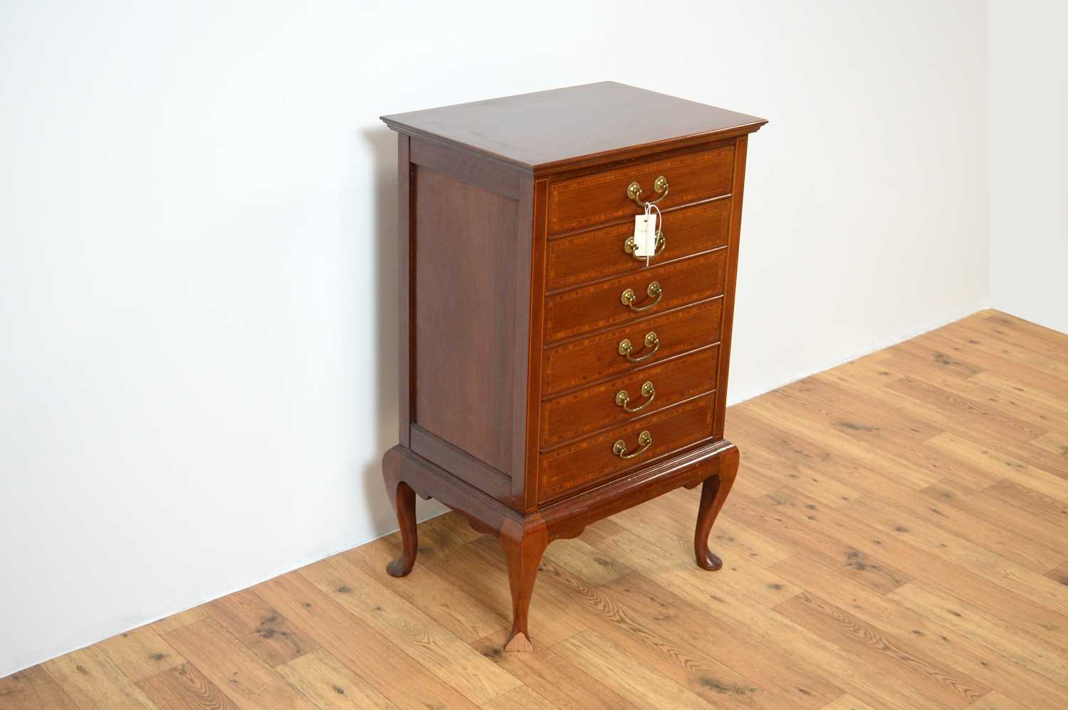 An early 20th Century inlaid mahogany music cabinet - Image 4 of 6