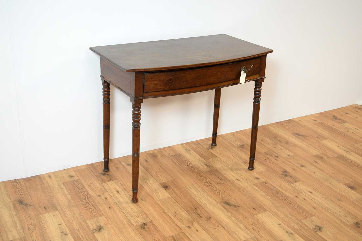 A 19th century bowfront side / hall table - Image 4 of 6