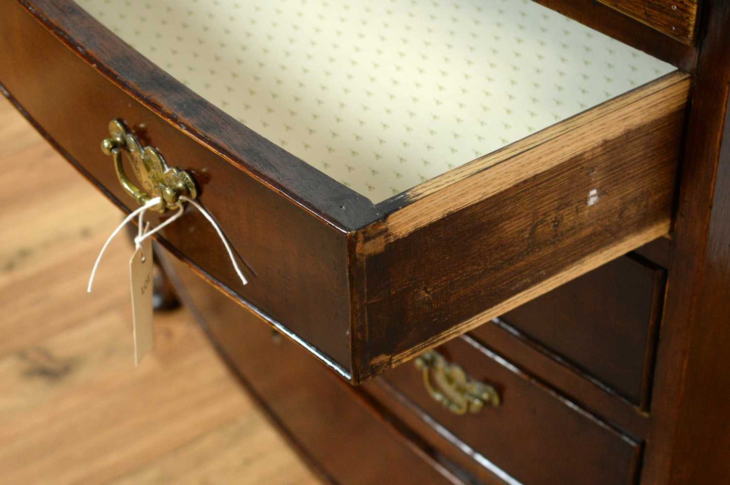 A 20th Century Georgian-style bachelors mahogany bow chest of drawers - Image 8 of 9