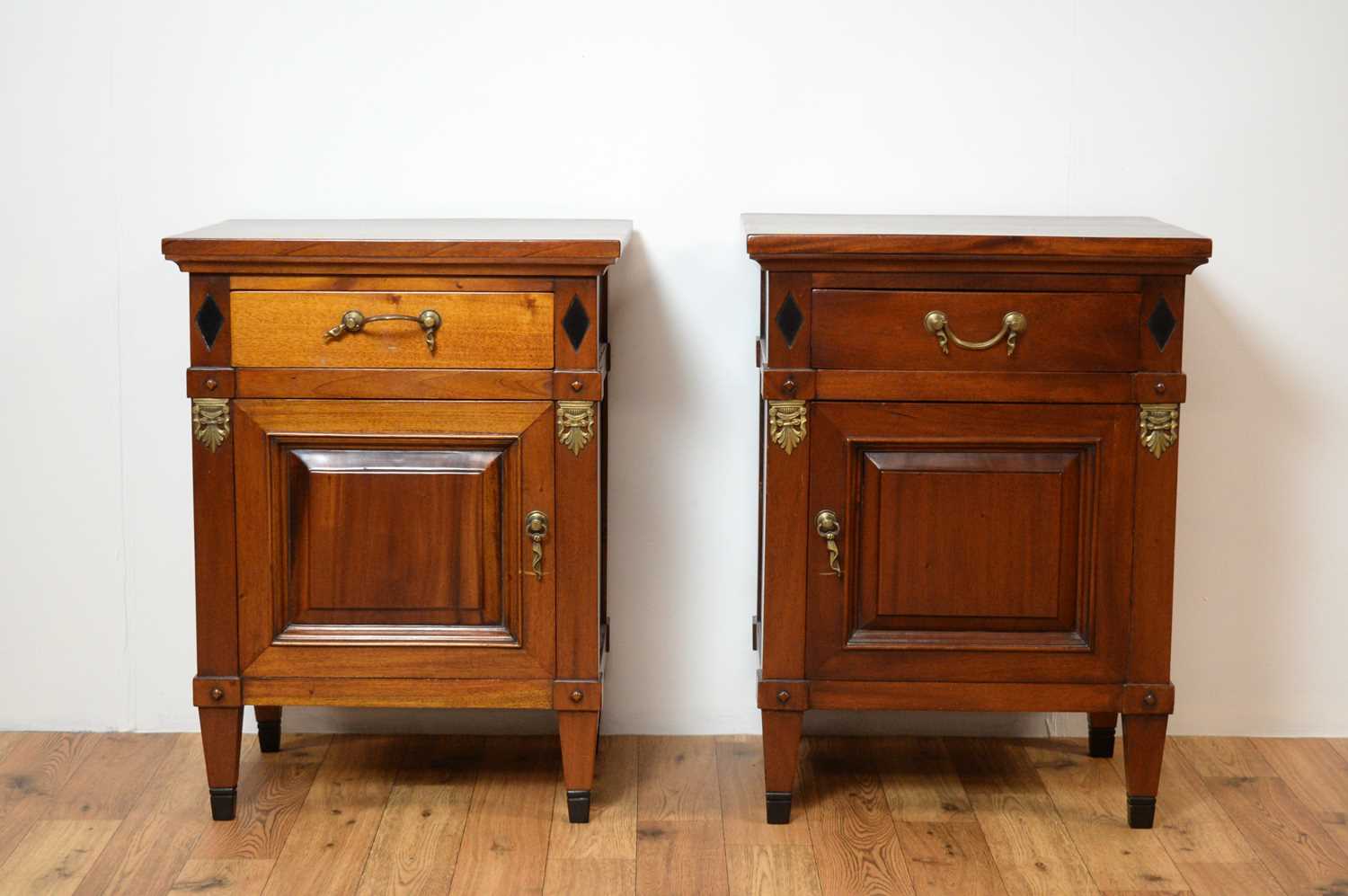 A pair of modern mahogany bedside cabinets - Image 3 of 8