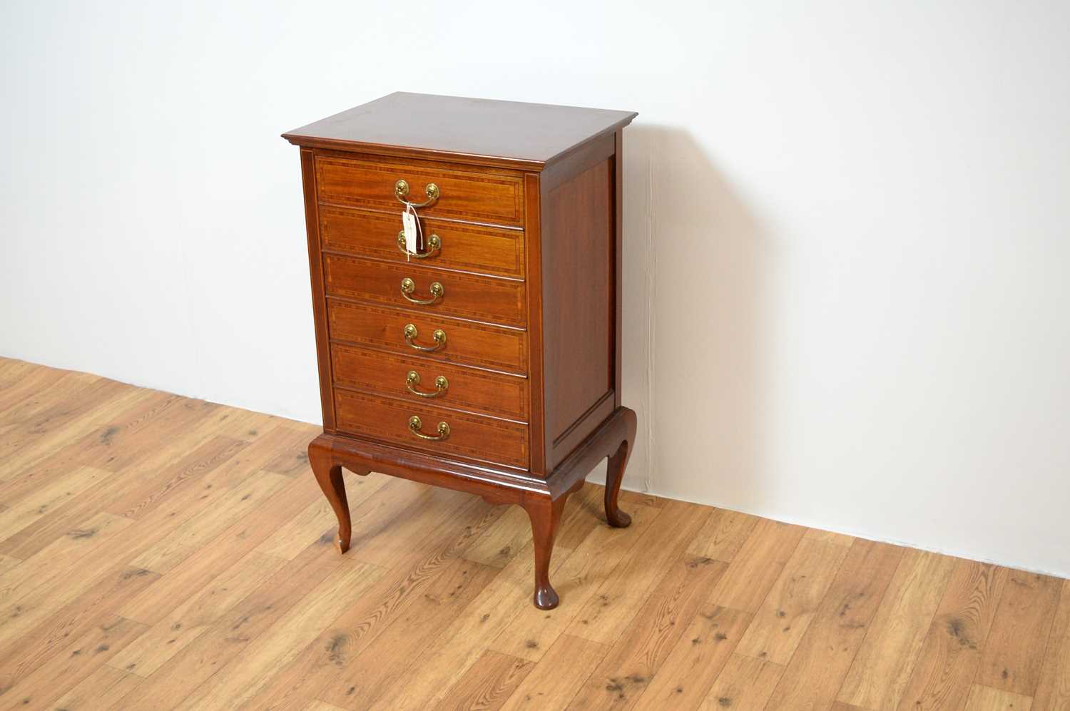 An early 20th Century inlaid mahogany music cabinet - Image 3 of 6