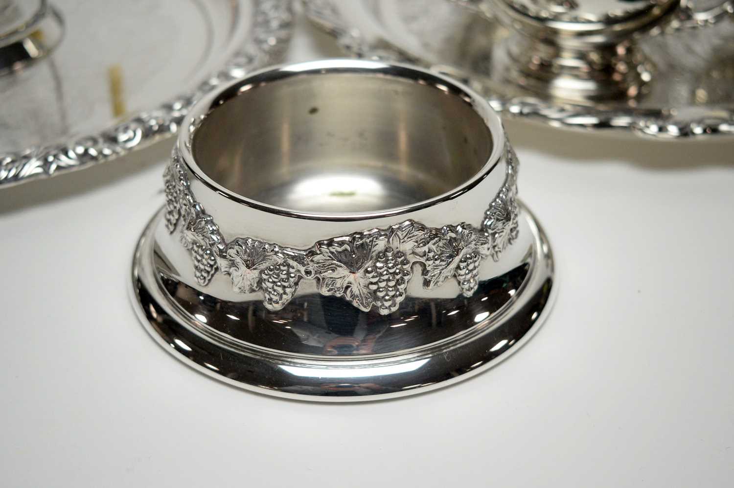 An Oneida three-piece silver-plated tea service; and other silver-plated wares, various. - Image 4 of 5
