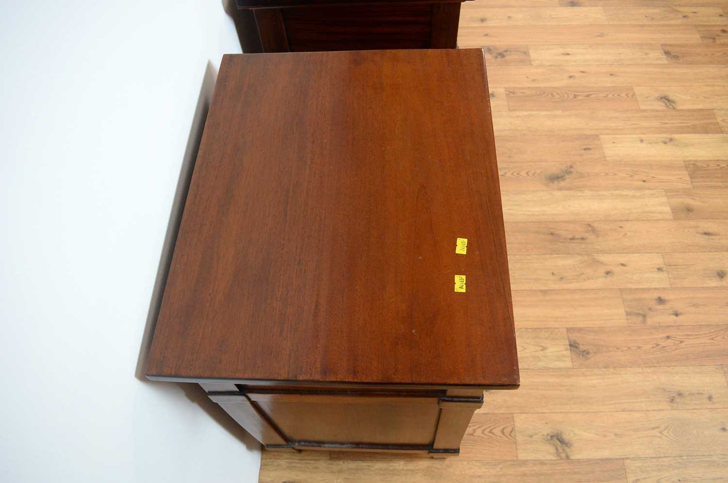 A pair of modern mahogany bedside cabinets - Image 6 of 8