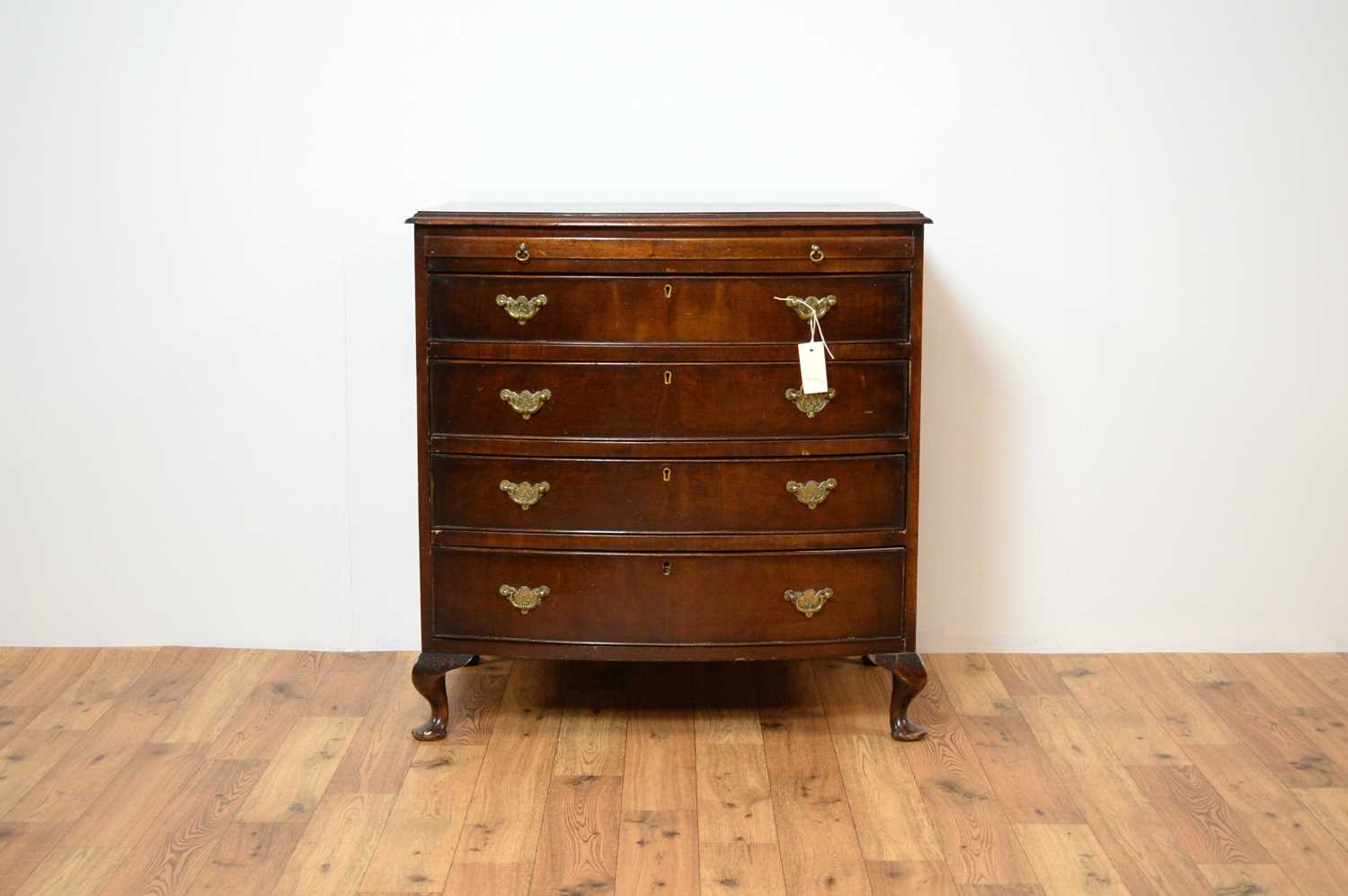 A 20th Century Georgian-style bachelors mahogany bow chest of drawers - Image 3 of 9