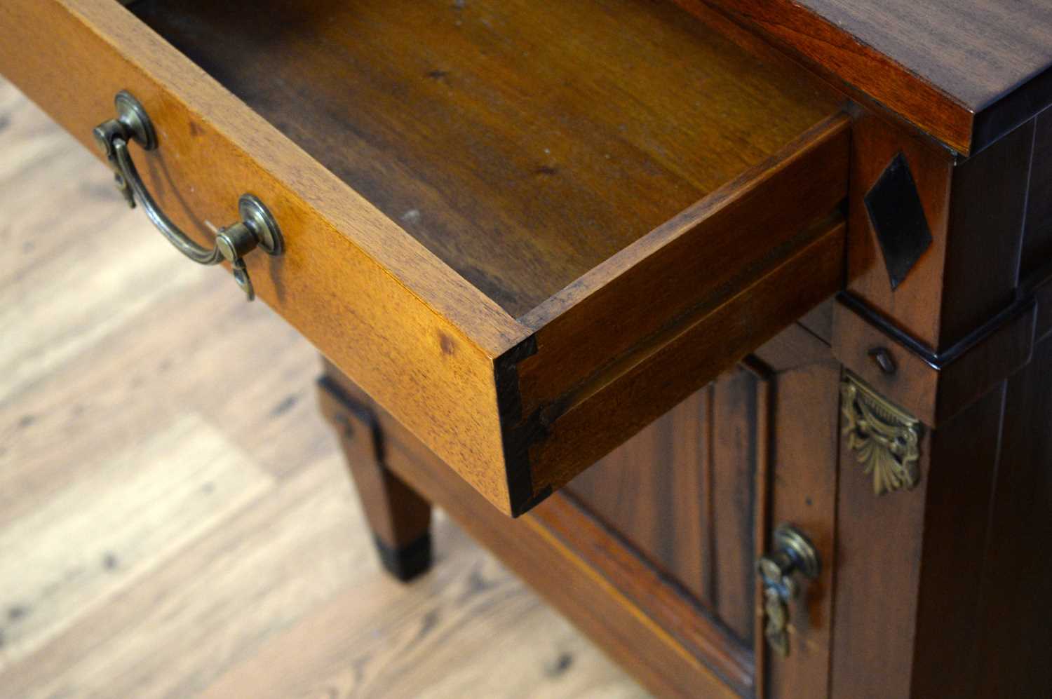 A pair of modern mahogany bedside cabinets - Image 8 of 8