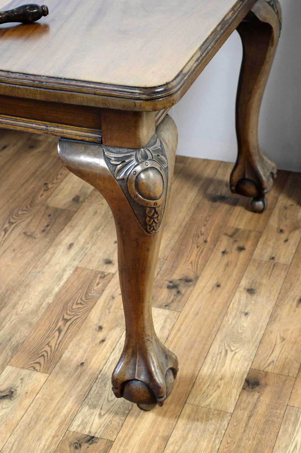 An early 20th Century mahogany extendable dining table of rectangular form - Image 3 of 4