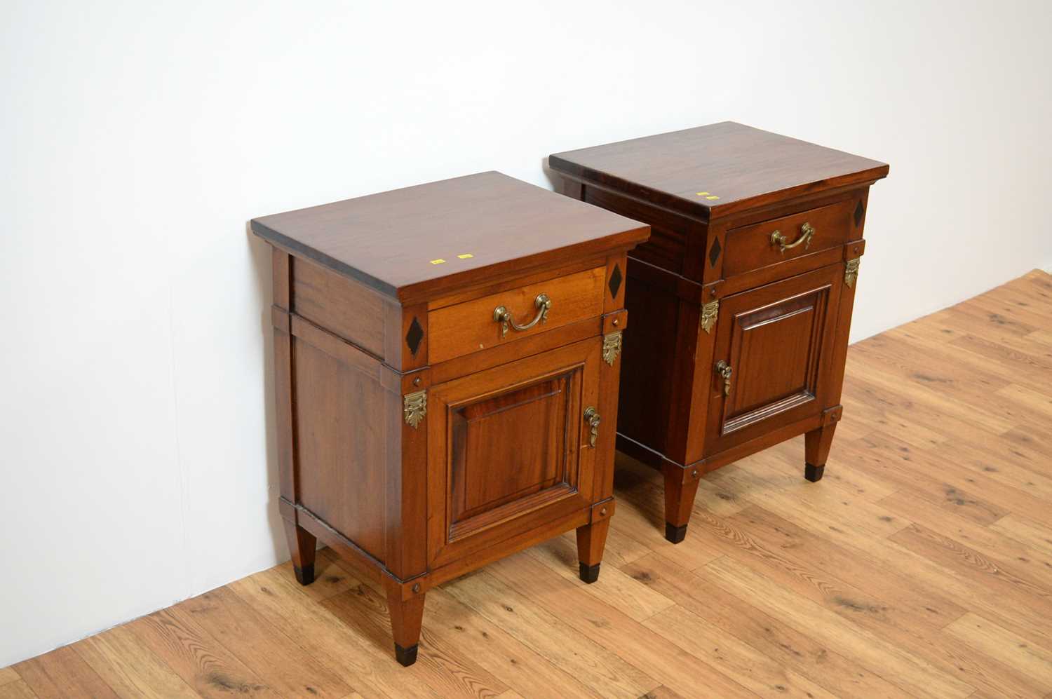 A pair of modern mahogany bedside cabinets - Image 5 of 8