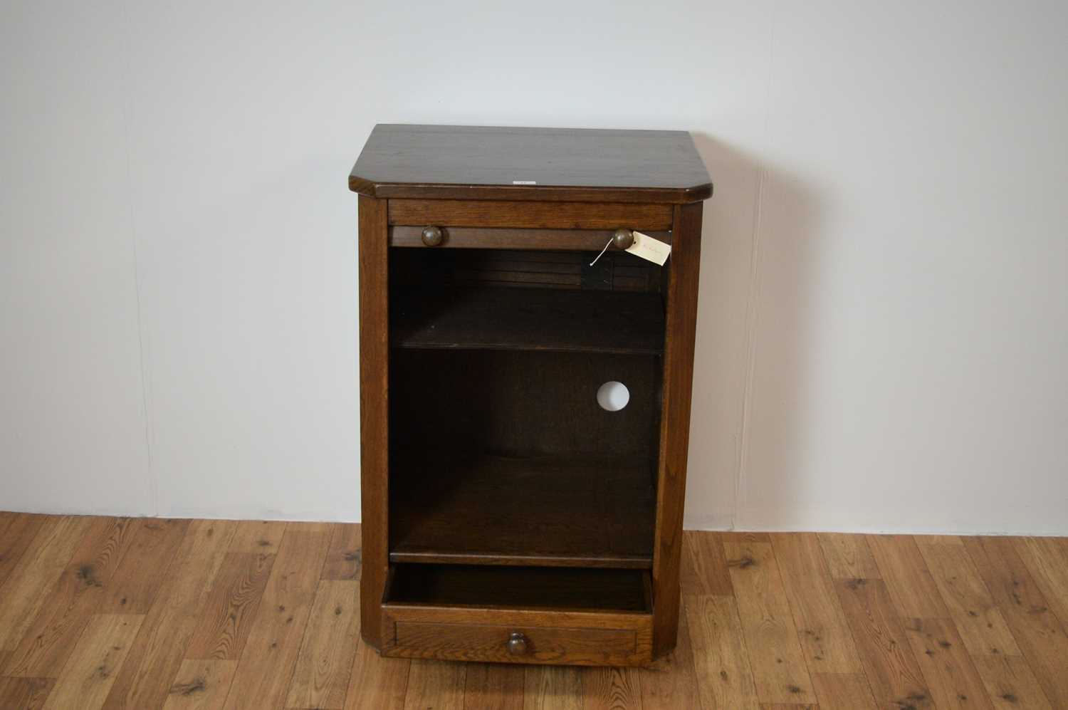 A 20th Century oak tambour fronted pedestal chest/cabinet - Image 3 of 4