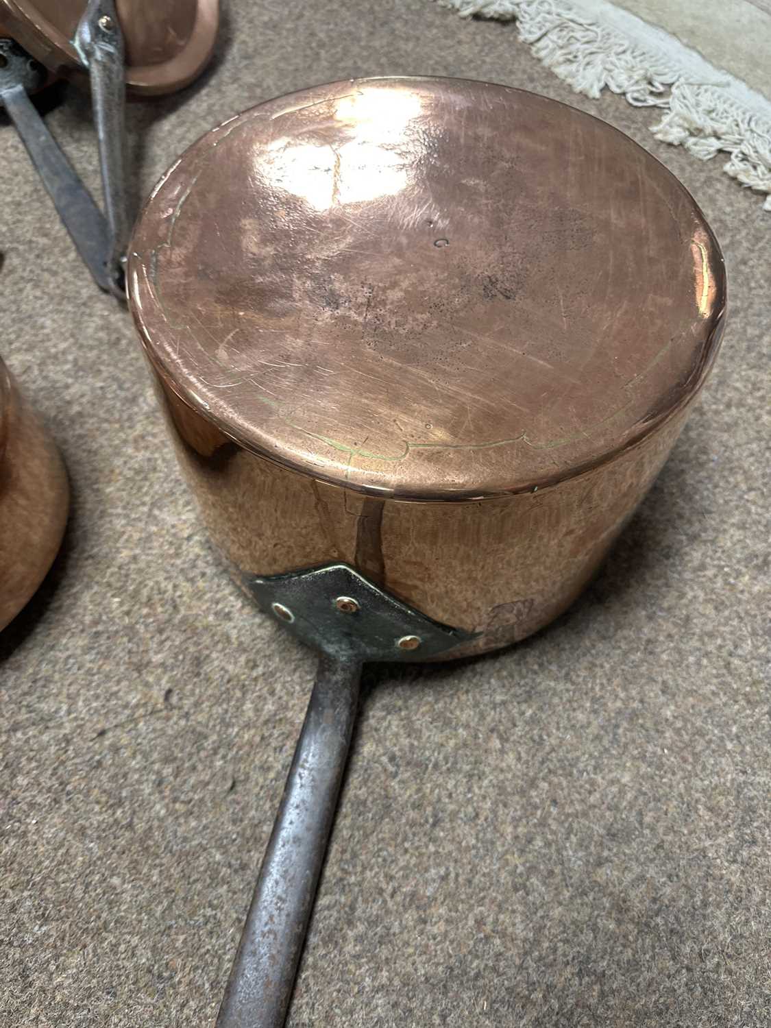 A selection of Victorian and later copper pans. - Image 11 of 13
