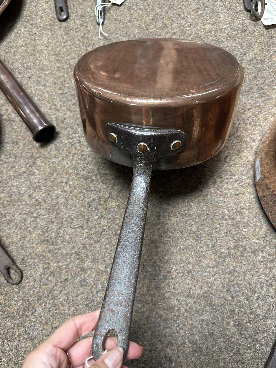 A selection of Victorian and later copper pans. - Image 13 of 13