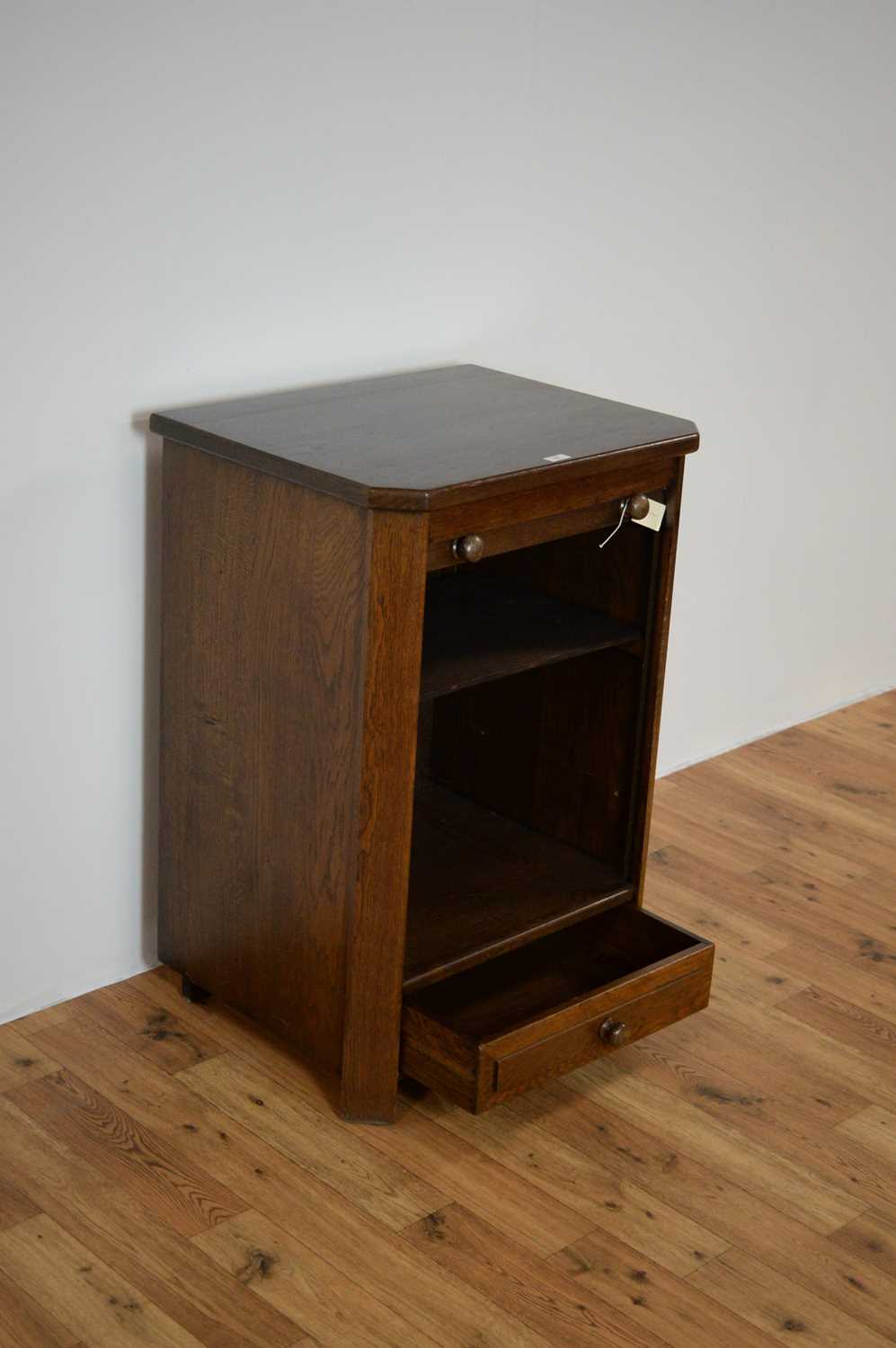 A 20th Century oak tambour fronted pedestal chest/cabinet - Image 4 of 4