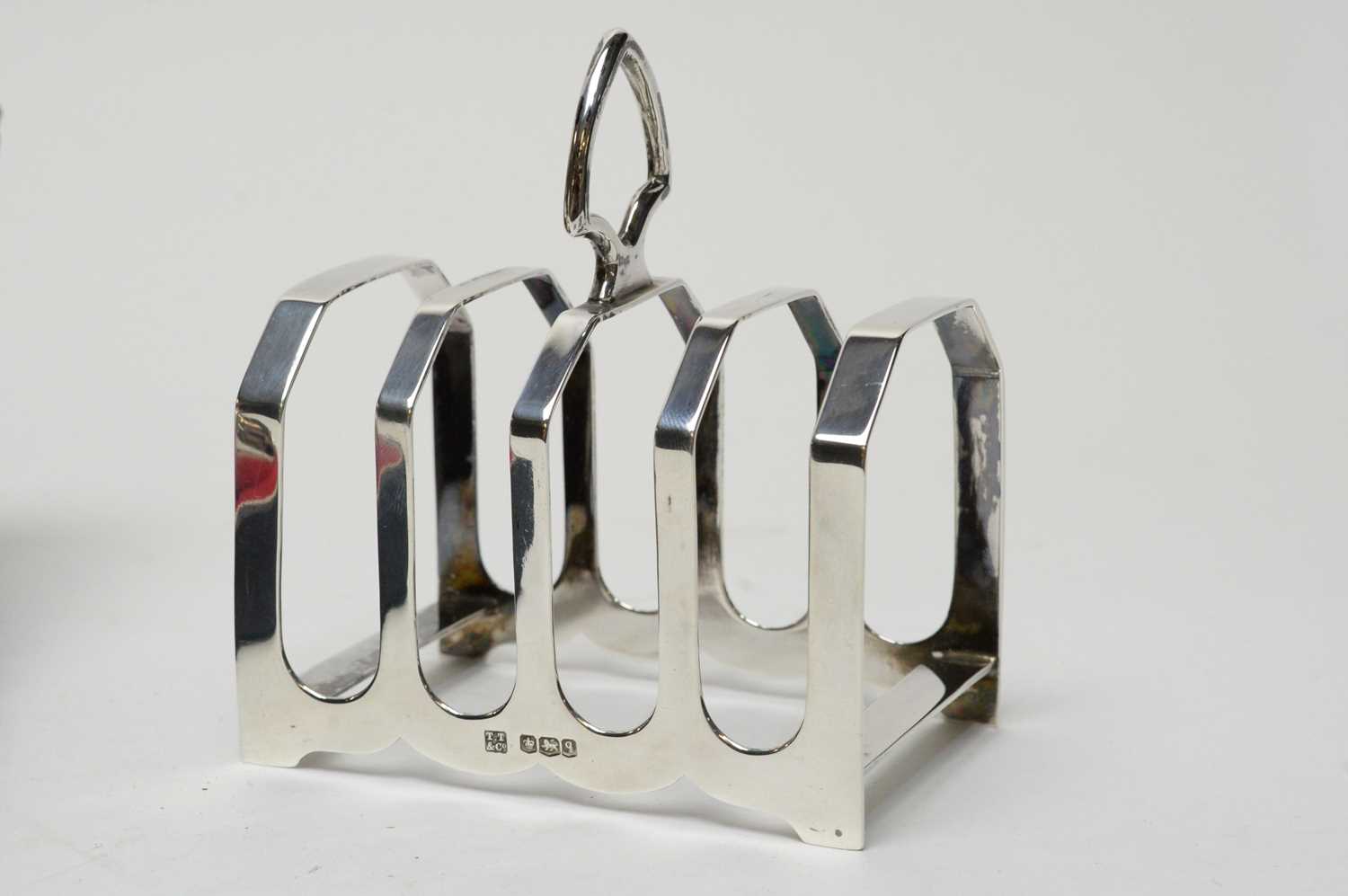 A three piece silver condiment set and a silver five bar toast rack - Image 2 of 5