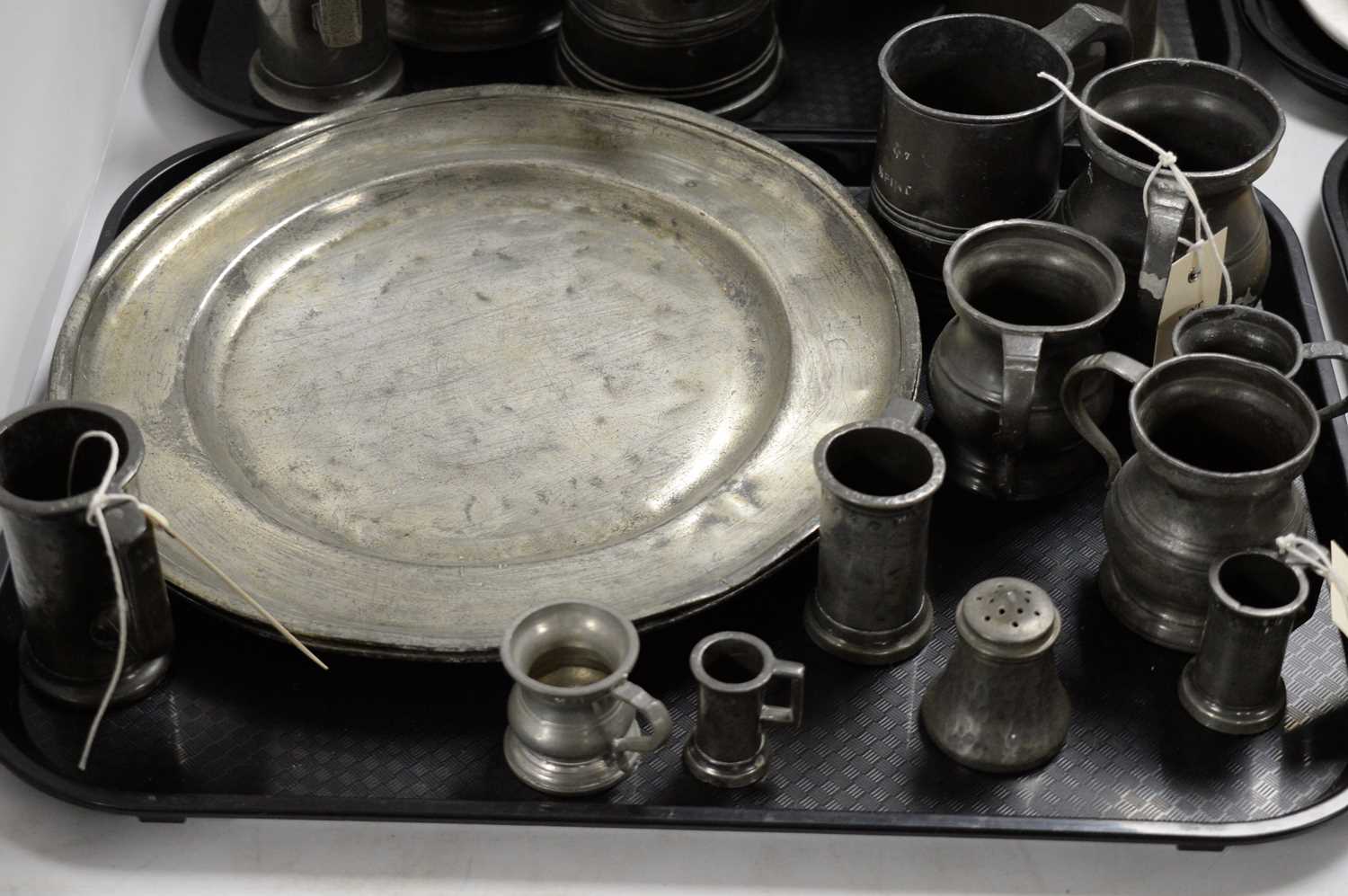 A selection of antique pewter wares, including: beer tankards; jugs; and other items. - Image 2 of 3