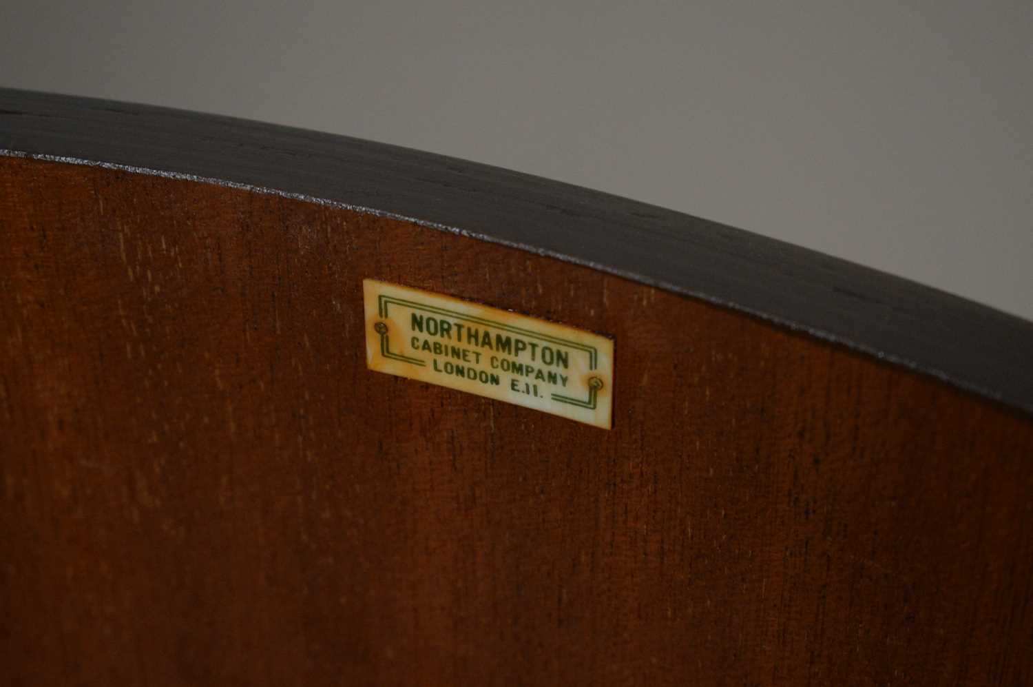 A 20th Century demi lune walnut cabinet with chinoiserie detailing - Image 7 of 7