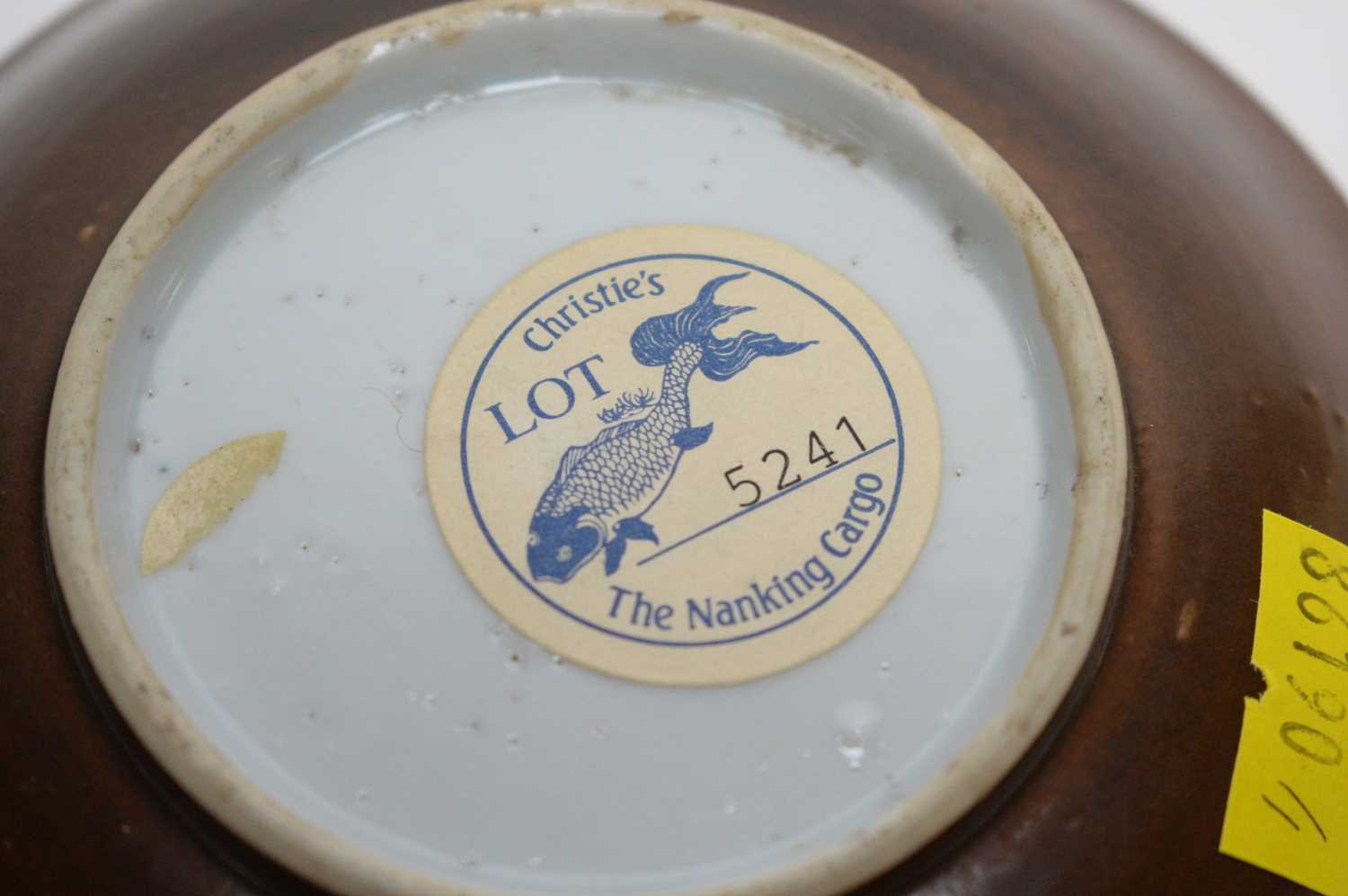 A Nanking Cargo Batavian Ware cafe-au-lait-ground blue and white tea bowl and saucer - Image 4 of 5