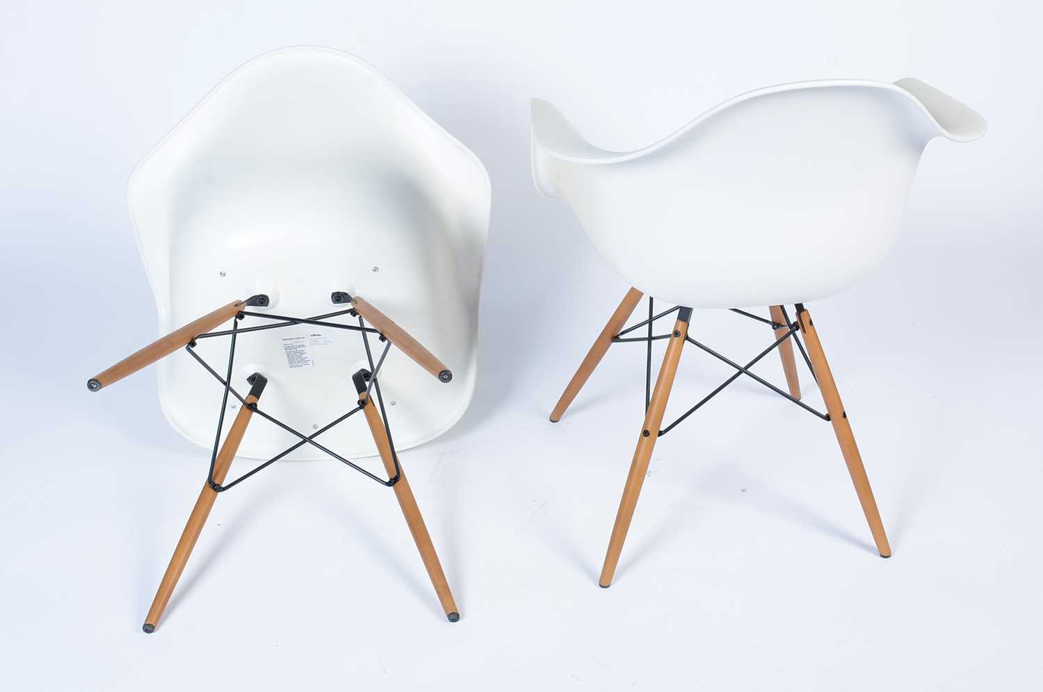 Vitra after a design by Charles and Ray Eames: a pair of white plastic chairs. - Image 6 of 6