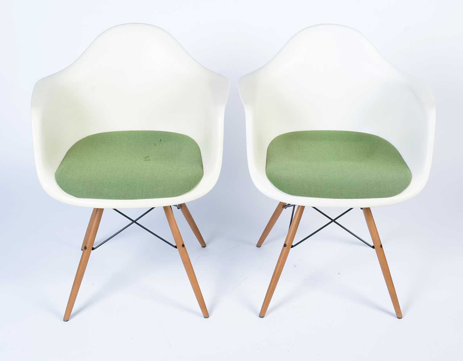 Vitra after a design by Charles and Ray Eames: a pair of white plastic chairs. - Image 2 of 6