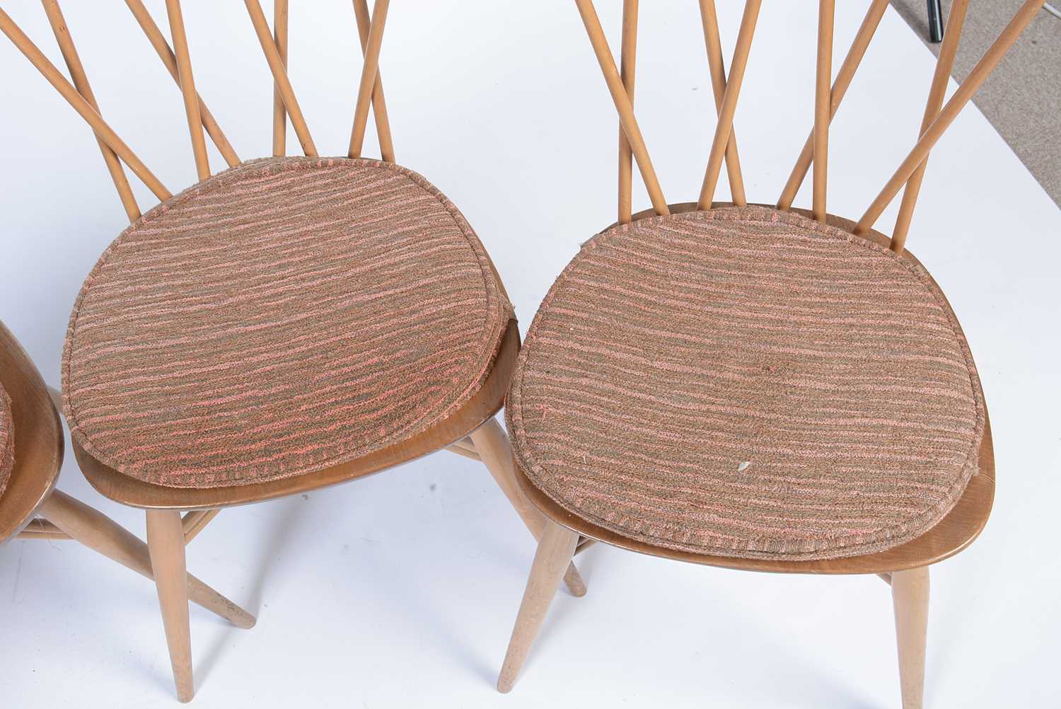 Ercol: four No. 376 Windsor latticed chairs; and two No. 369 Goldsmith Windsor chairs. - Image 14 of 16