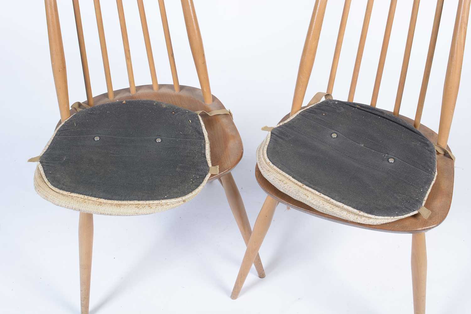 Ercol: four No. 376 Windsor latticed chairs; and two No. 369 Goldsmith Windsor chairs. - Image 6 of 16