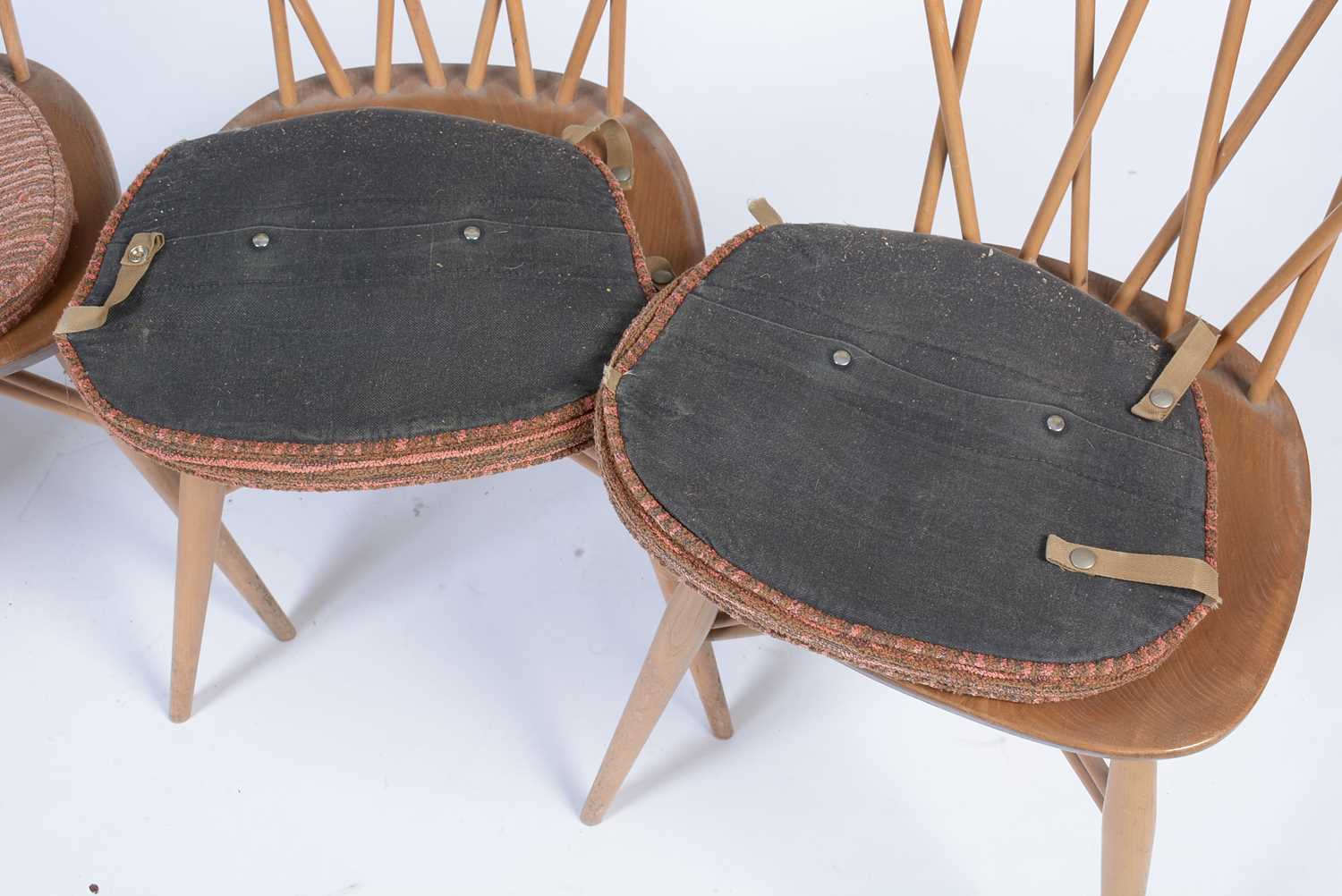 Ercol: four No. 376 Windsor latticed chairs; and two No. 369 Goldsmith Windsor chairs. - Image 12 of 16