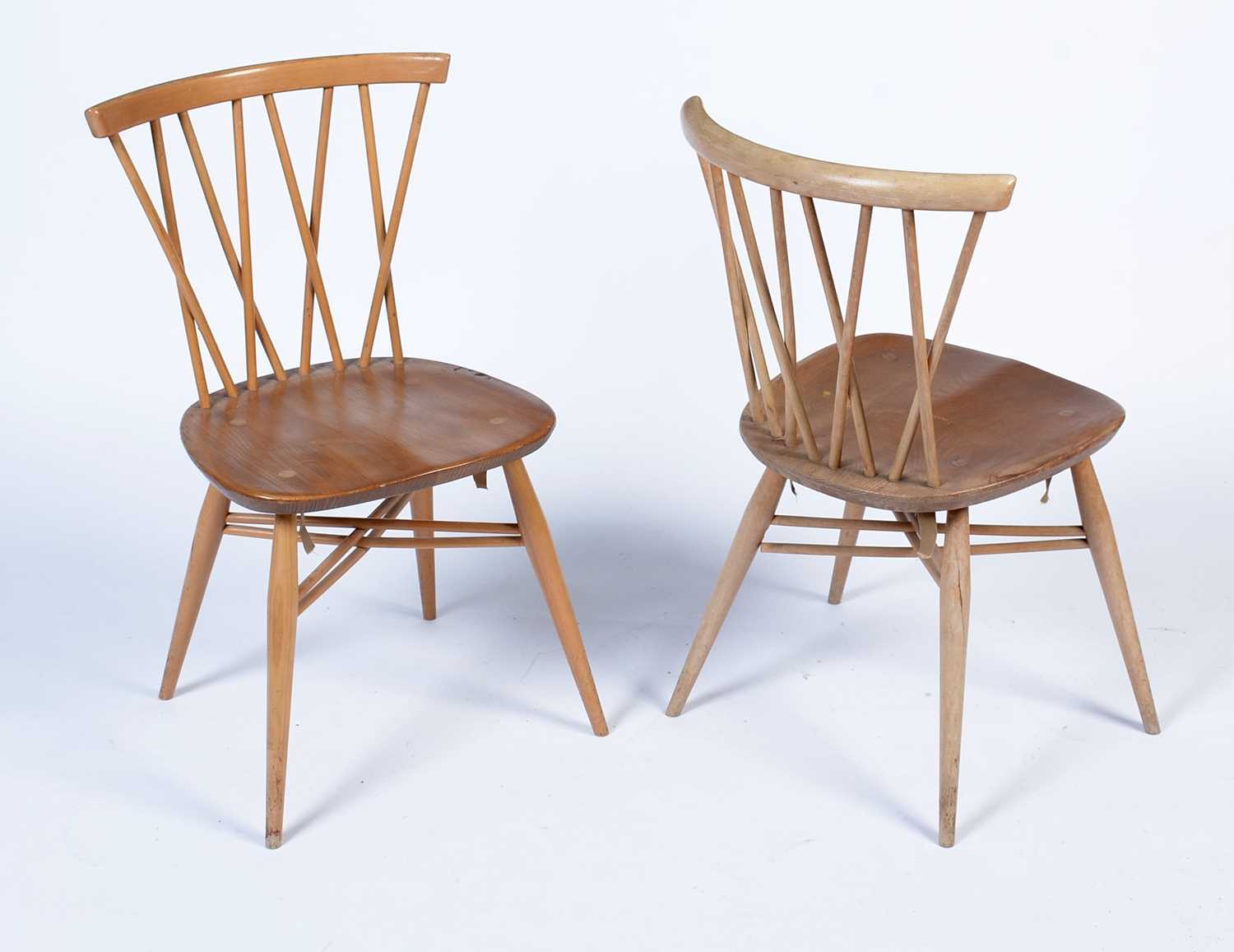 Ercol: four No. 376 Windsor latticed chairs; and two No. 369 Goldsmith Windsor chairs. - Image 11 of 16