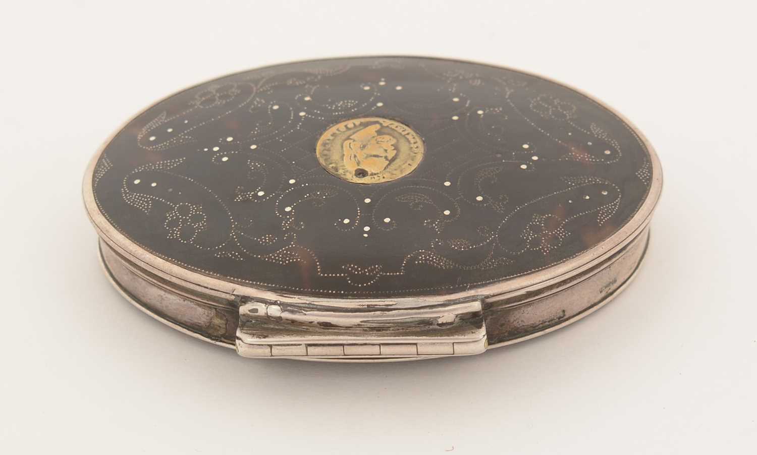 An early 18th Century silver-mounted tortoiseshell snuff box. - Image 2 of 8