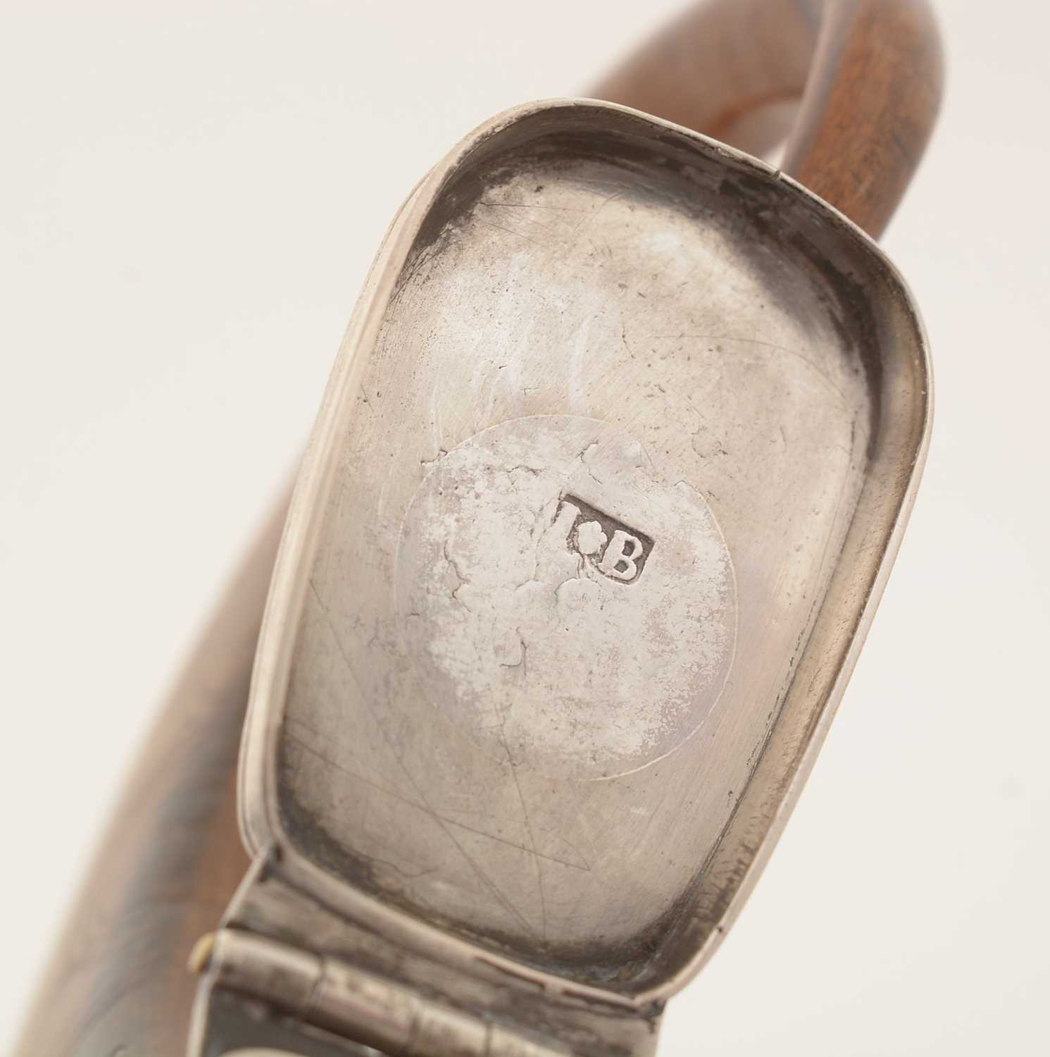 An 18th Century Scottish silver-mounted curly horn snuff mull. - Image 4 of 5