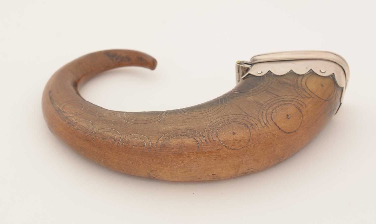 An 18th Century Scottish silver-mounted curly horn snuff mull. - Image 2 of 5
