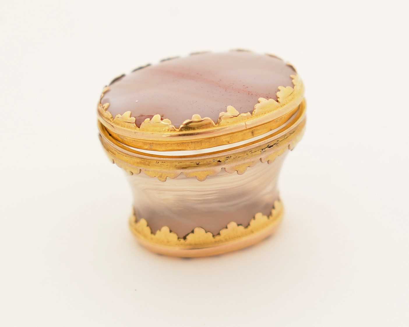 A rare mid 18th Century gold-mounted miniature snuff mull. - Image 2 of 10