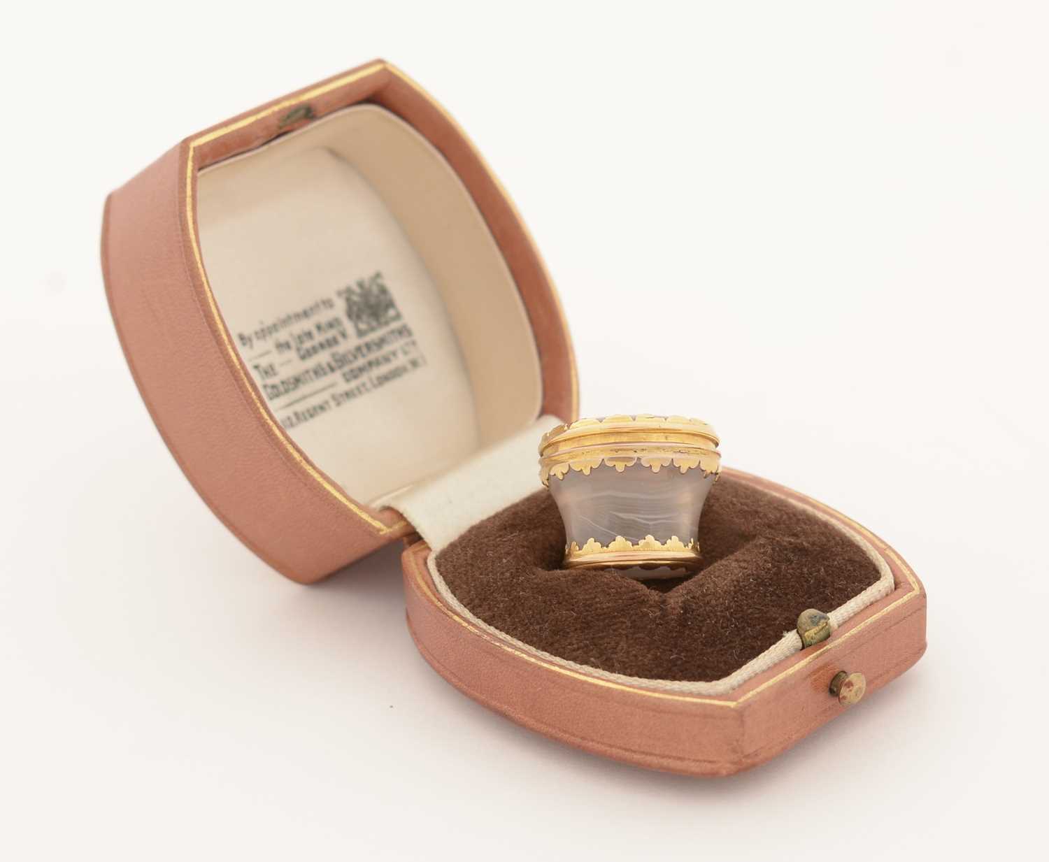 A rare mid 18th Century gold-mounted miniature snuff mull. - Image 7 of 10