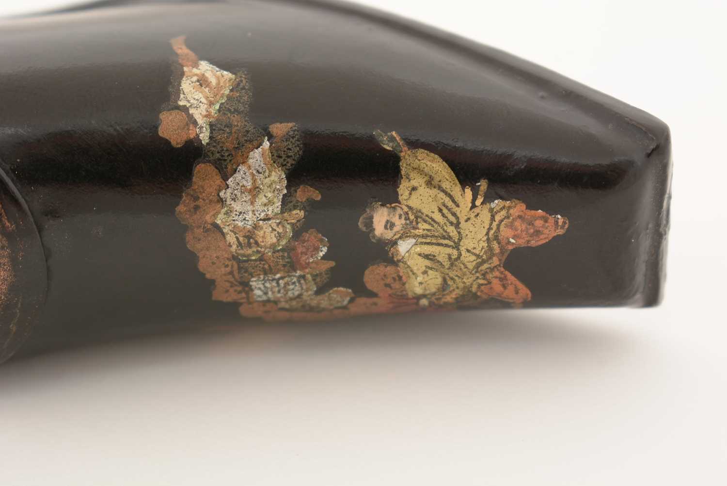 A 19th Century lacquered papier-maché snuff box. - Image 6 of 8