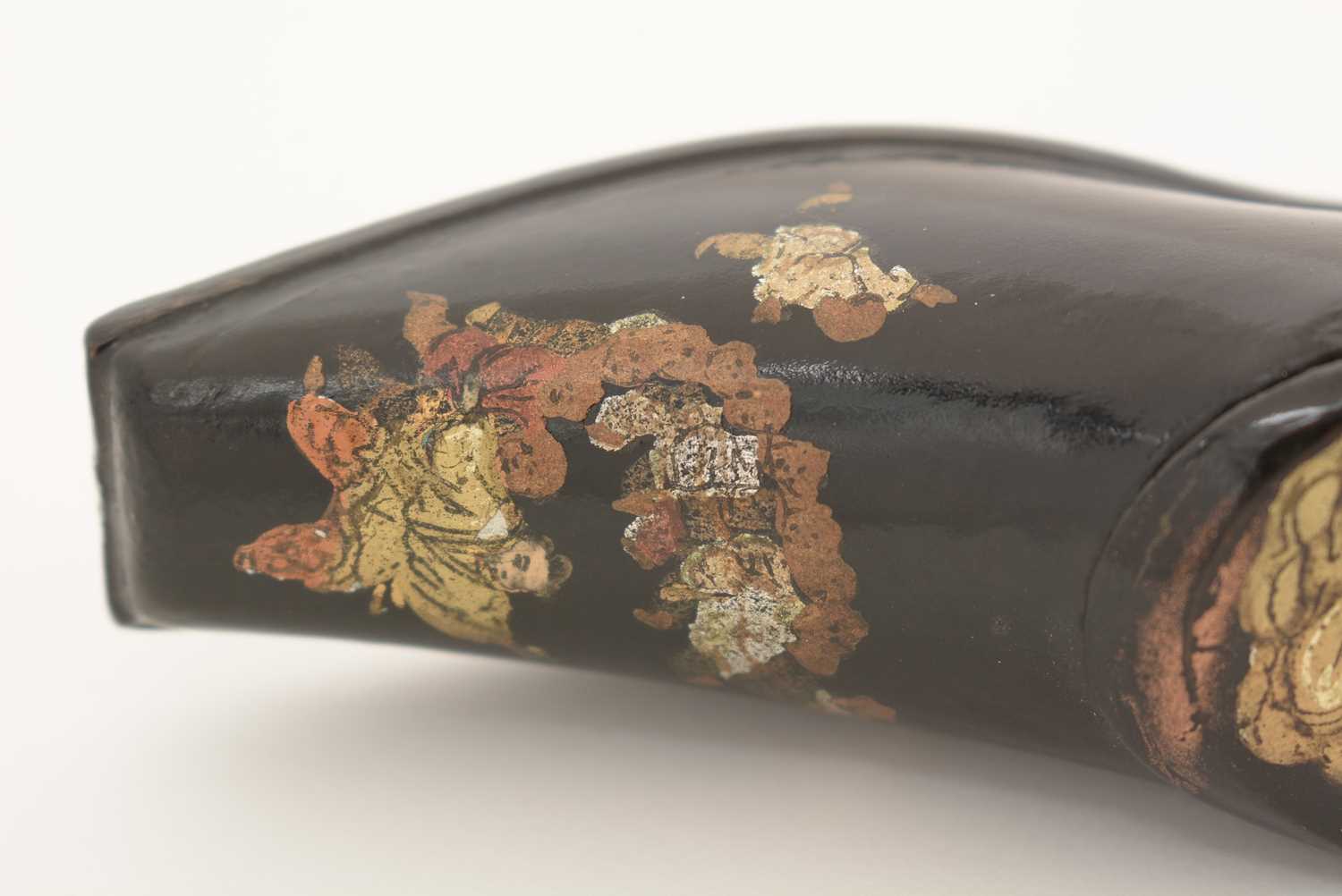 A 19th Century lacquered papier-maché snuff box. - Image 5 of 8