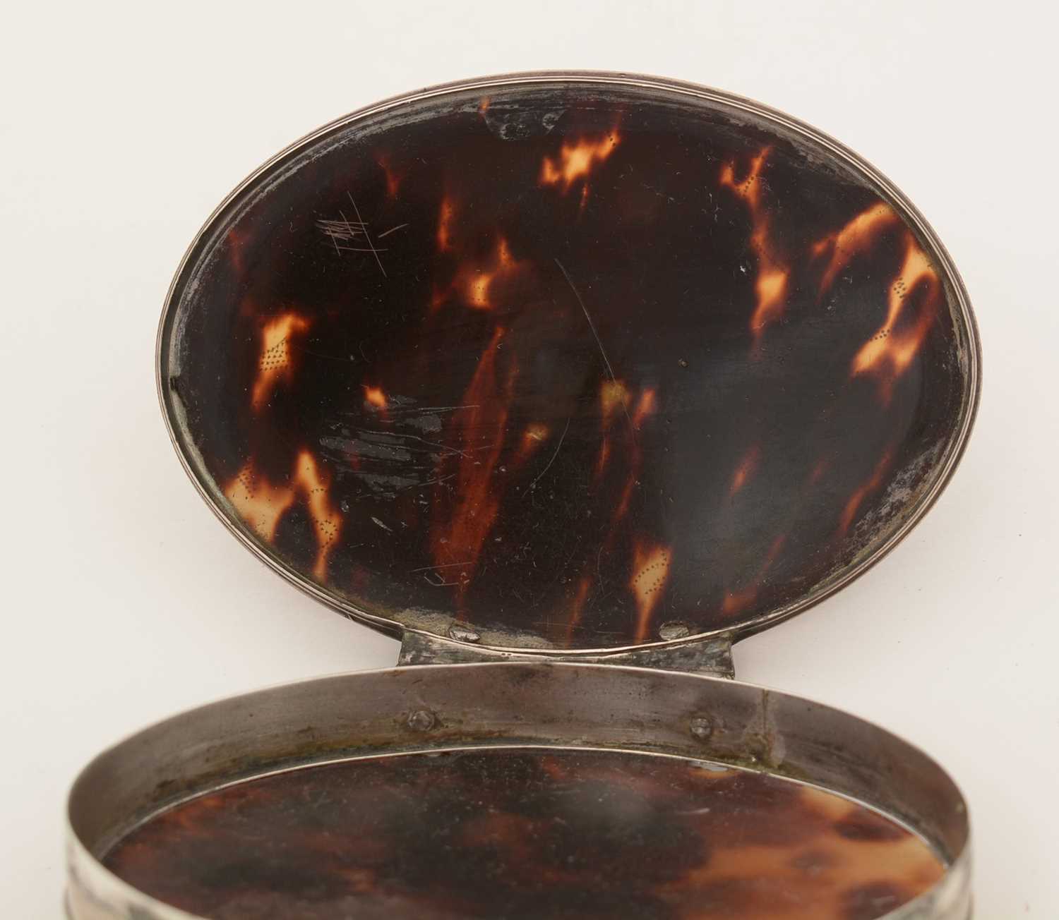 An early 18th Century silver-mounted tortoiseshell snuff box. - Image 7 of 8