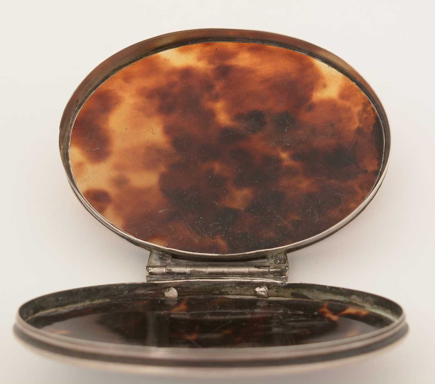 An early 18th Century silver-mounted tortoiseshell snuff box. - Image 6 of 8