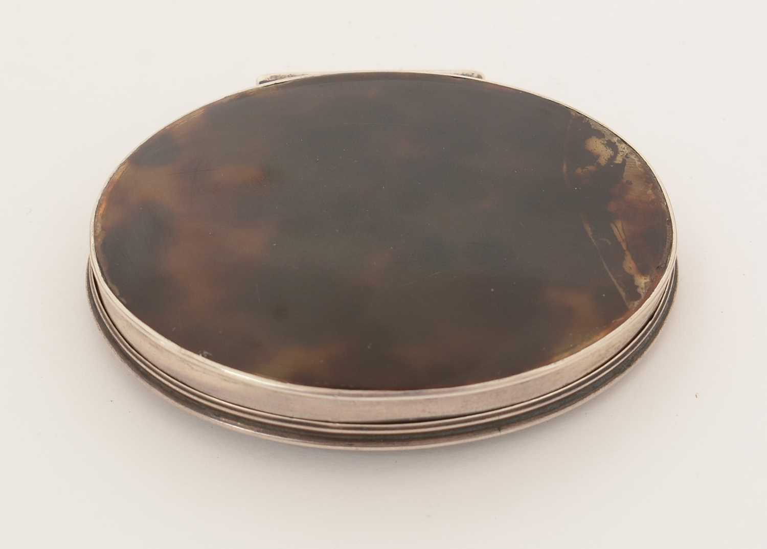 An early 18th Century silver-mounted tortoiseshell snuff box. - Image 4 of 8