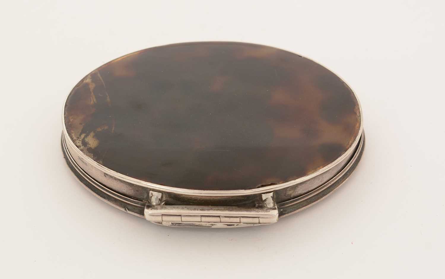 An early 18th Century silver-mounted tortoiseshell snuff box. - Image 5 of 8