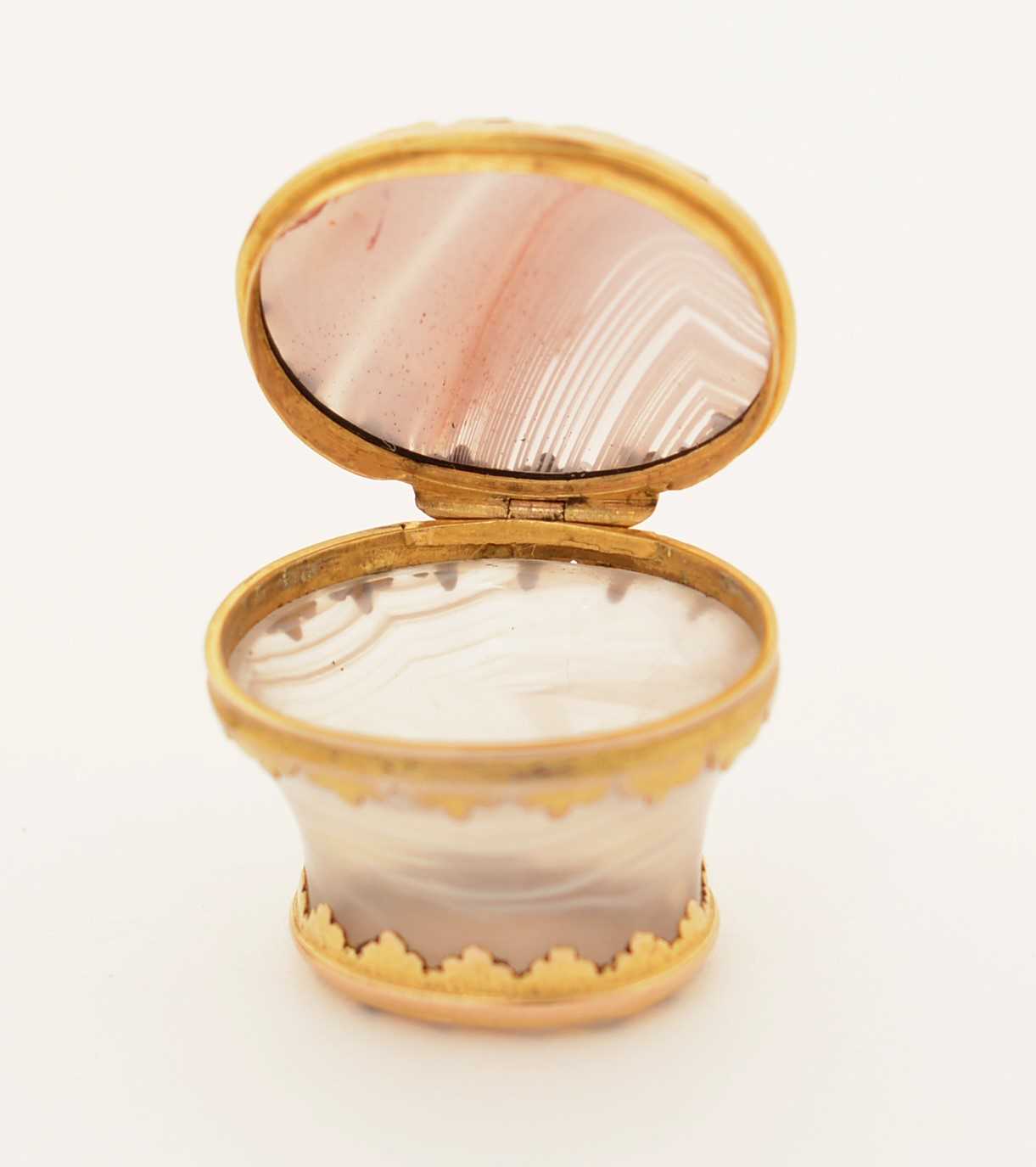 A rare mid 18th Century gold-mounted miniature snuff mull. - Image 6 of 10