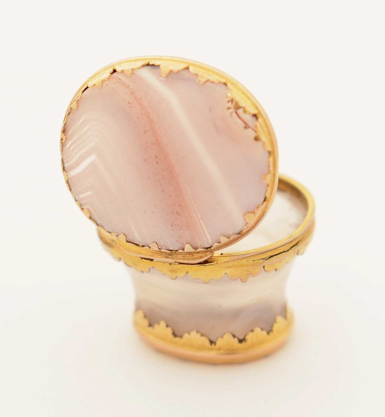 A rare mid 18th Century gold-mounted miniature snuff mull. - Image 5 of 10