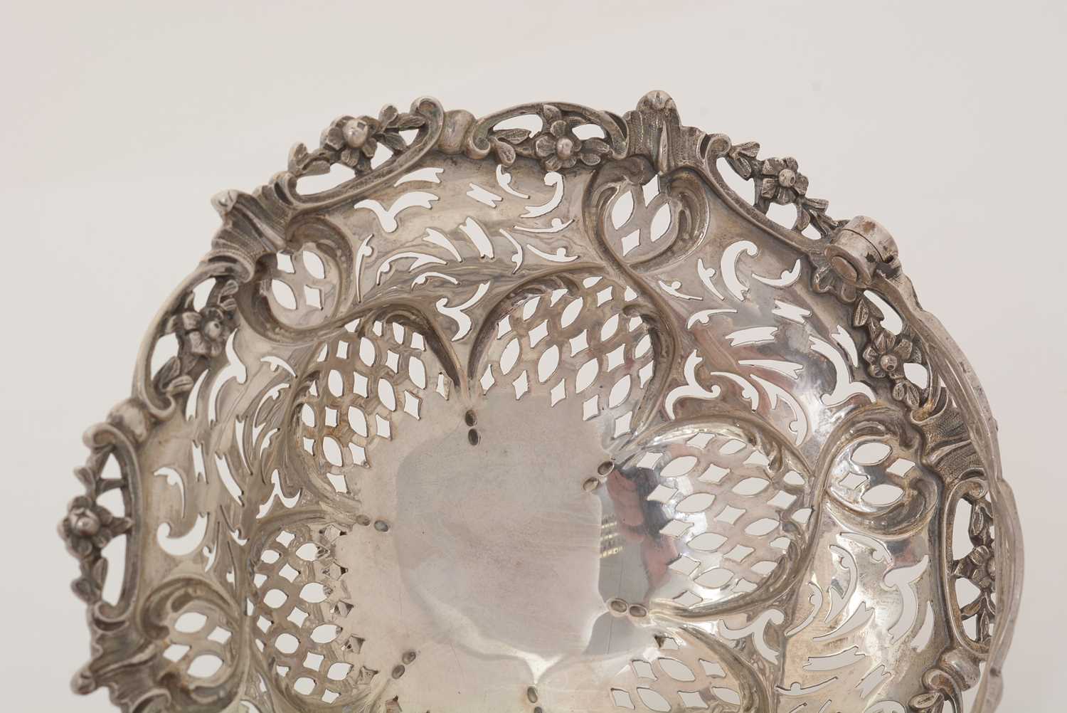 A pair of late Victorian silver bonbon dishes. - Image 4 of 7