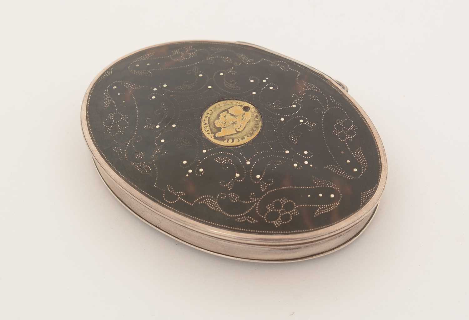 An early 18th Century silver-mounted tortoiseshell snuff box. - Image 3 of 8