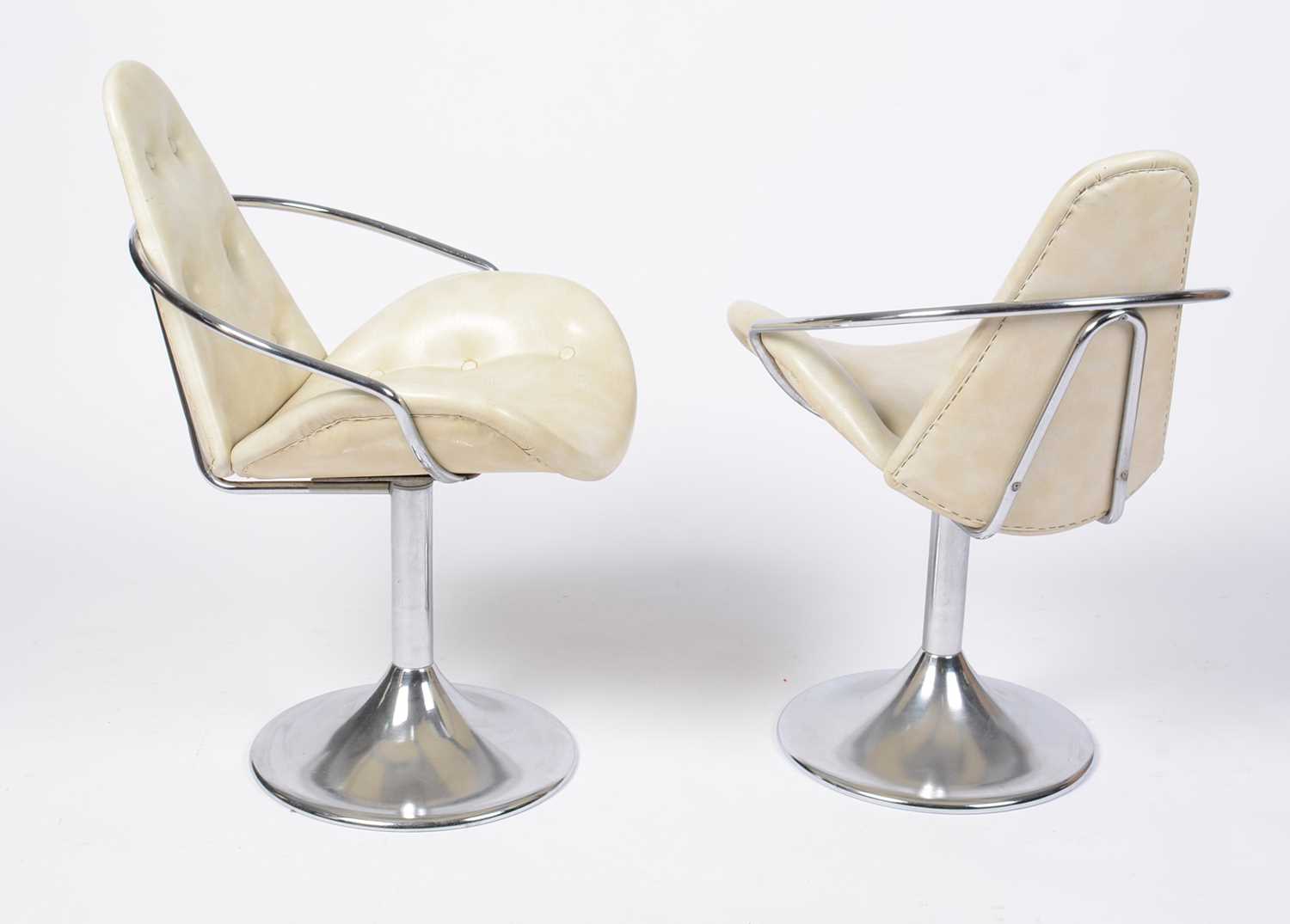 A set of four stylish retro vintage mid 20th Century cocktail chairs upholstered in cream leather - Image 2 of 10